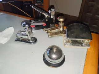 Materiale per ufficio: graffettatrici, foratrici, campane da scrivania