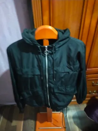 Abrigo negro con capucha