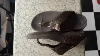 Sandalias negras y doradas con lentejuelas