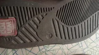 Sandalias negras y doradas con lentejuelas