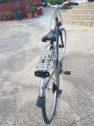 Bicicleta plegable plateada y otras no plegables