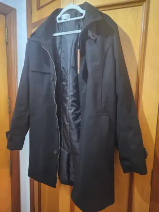 Abrigo negro corto Pier One