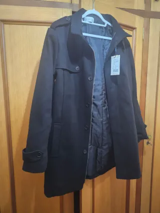 Abrigo negro corto Pier One