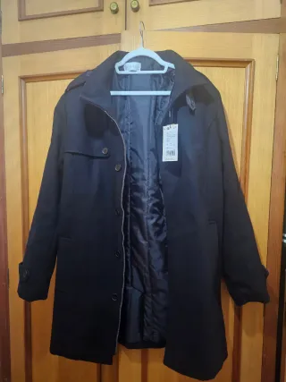 Abrigo negro corto Pier One