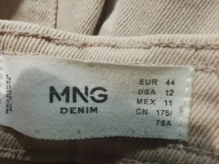 Pantalones vaqueros y beige