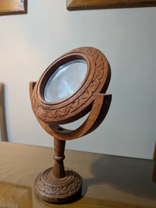 Specchio da trucco in legno intagliato