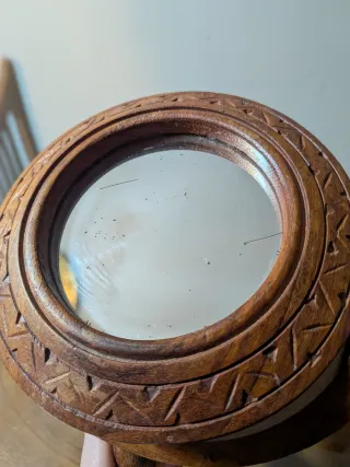 Specchio da trucco in legno intagliato