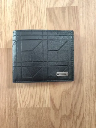 Cartera de hombre negra con diseño geométrico