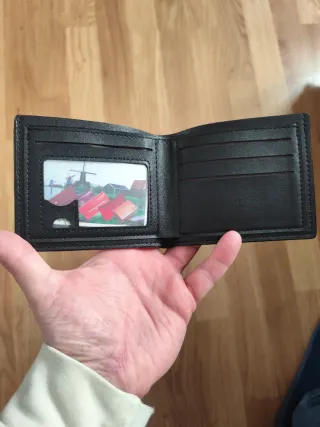 Cartera de hombre negra con diseño geométrico