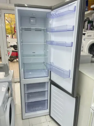 Nevera combi plateada Beko Altura 2mtr con garantí