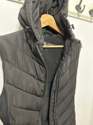 Chaqueta negra sin mangas acolchada