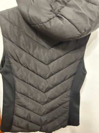 Chaqueta negra sin mangas acolchada