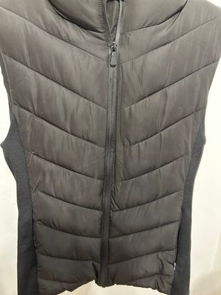 Chaqueta negra sin mangas acolchada