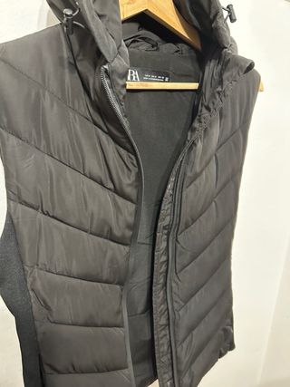 Chaqueta negra sin mangas acolchada