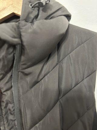Chaqueta negra sin mangas acolchada