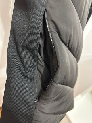 Chaqueta negra sin mangas acolchada