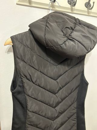 Chaqueta negra sin mangas acolchada