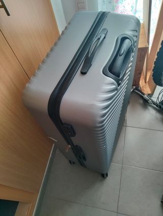 Maleta grande con ruedas de plástico