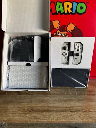 Nintendo Switch OLED 2024 COMO NUEVA + animal cros