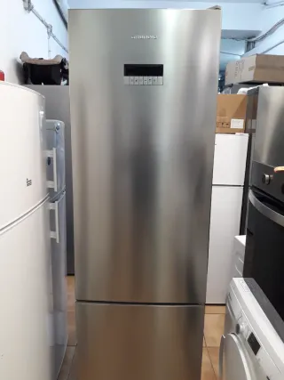 Nevera GRUNDIG plateada altura 2 metro ancho 60cm