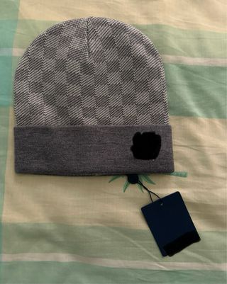 Cappello invernale grigio a scacchi