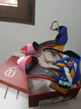 Sandalias EXE sin estrenar, colores vibrantes,