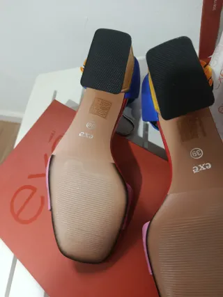 Sandalias EXE sin estrenar, colores vibrantes,