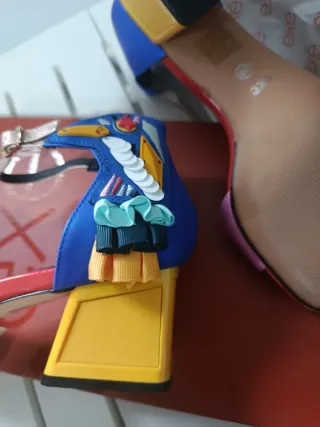 Sandalias EXE sin estrenar, colores vibrantes,