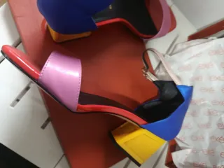 Sandalias EXE sin estrenar, colores vibrantes,