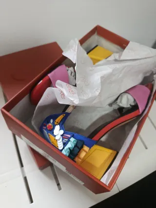 Sandalias EXE sin estrenar, colores vibrantes,