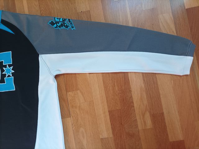 Camiseta DC Shoes Negra y Azul