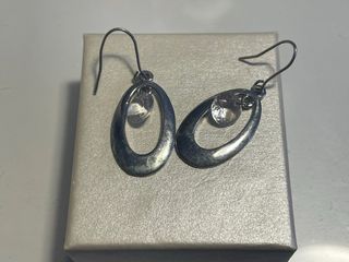 Pendientes plateados con colgante transparente