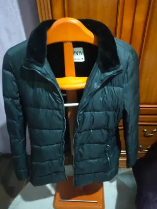 Abrigo Zara Negro con cuello de pelo