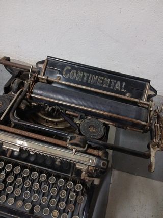 Máquina de escribir Continental antigua