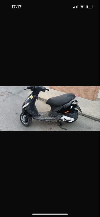 Moto negra Piaggio Zip 49