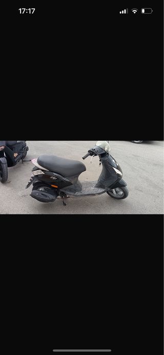 Moto negra Piaggio Zip 49