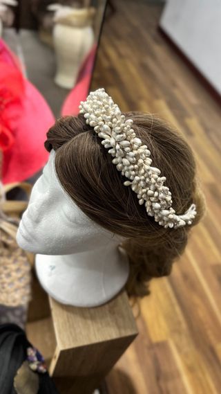 Tocado diadema boda invitada hecho a mano