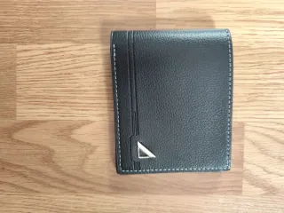 Cartera de piel negra
