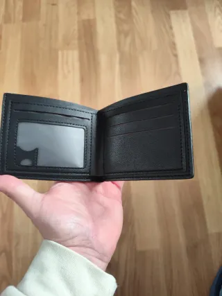 Cartera de piel negra