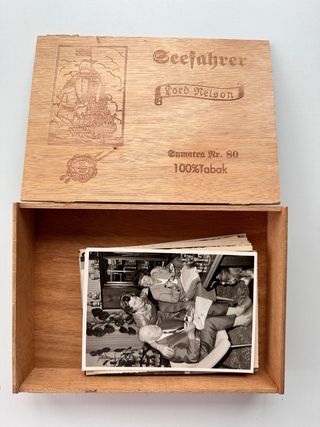 Lotto di 35 vecchie foto e scatola di sigari