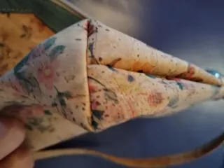 Mala pequena de cortiça com padrão floral