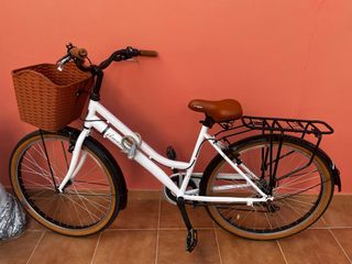 Bicicleta de paseo blanca con cesta