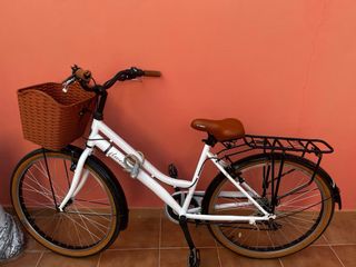 Bicicleta de paseo blanca con cesta