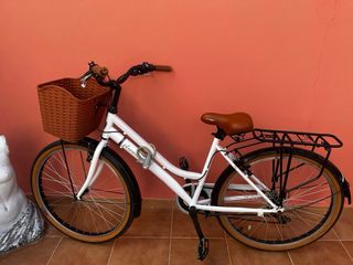 Bicicleta de paseo blanca con cesta