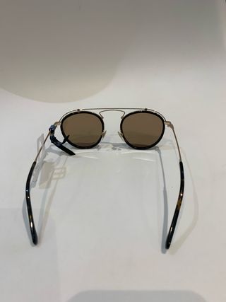 Gafas de sol doradas y marrones