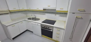 Muebles de cocina blancos y amarillos