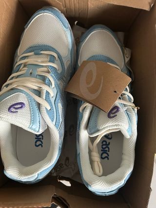 Zapatillas Asics Azules y Blancas