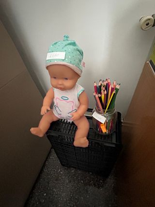 Muñeca Nenuco con gorro y lápices