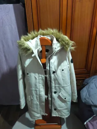 Abrigo beige con capucha y pelo