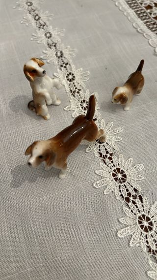 Figuras de perros en miniatura